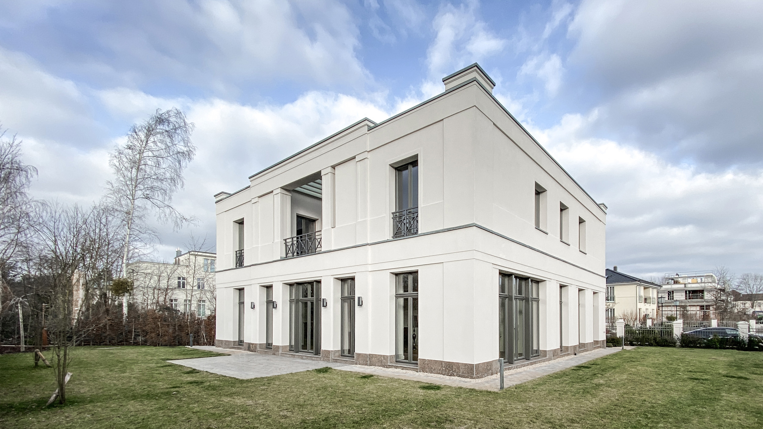 neubau klassik stil potsdam - Die Loggia auf der Gartenseite der Villa Im Obergeschoss der Villa befindet sich im Masterbereich eine Loggia mit Pergola.