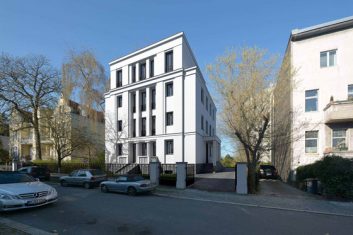 Die elegante Kubatur knüpft gestalterisch an englische Townhouses an.