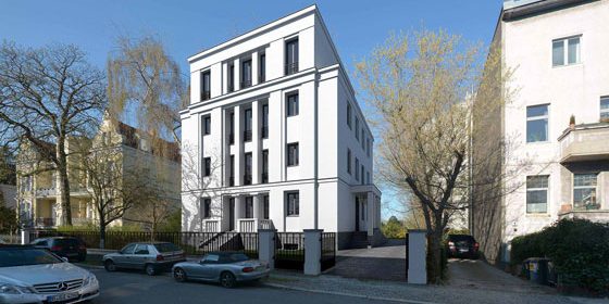 Die elegante Kubatur knüpft gestalterisch an englische Townhouses an.