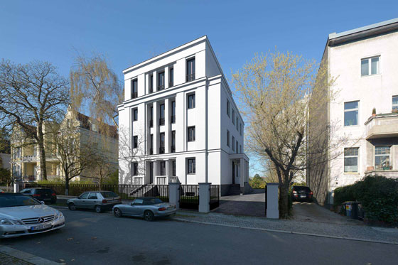 Die elegante Kubatur knüpft gestalterisch an englische Townhouses an.