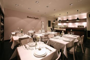 Der Tisch ist gedeckt! – jedoch nicht mit der klassisch rot-weißen Tischdecke.