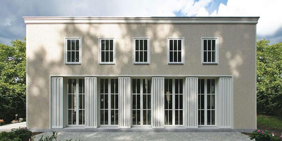 Blick auf die Wohnhalle mit gesprossten Oberlichern