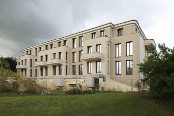 Balkonanlagen und Terrassen mit einem Ausblick auf das Schloss und die umgebende Landschaft.