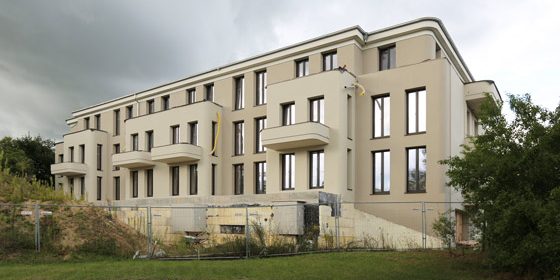 Balkonanlagen und Terrassen mit einem Ausblick auf das Schloss und die umgebende Landschaft.