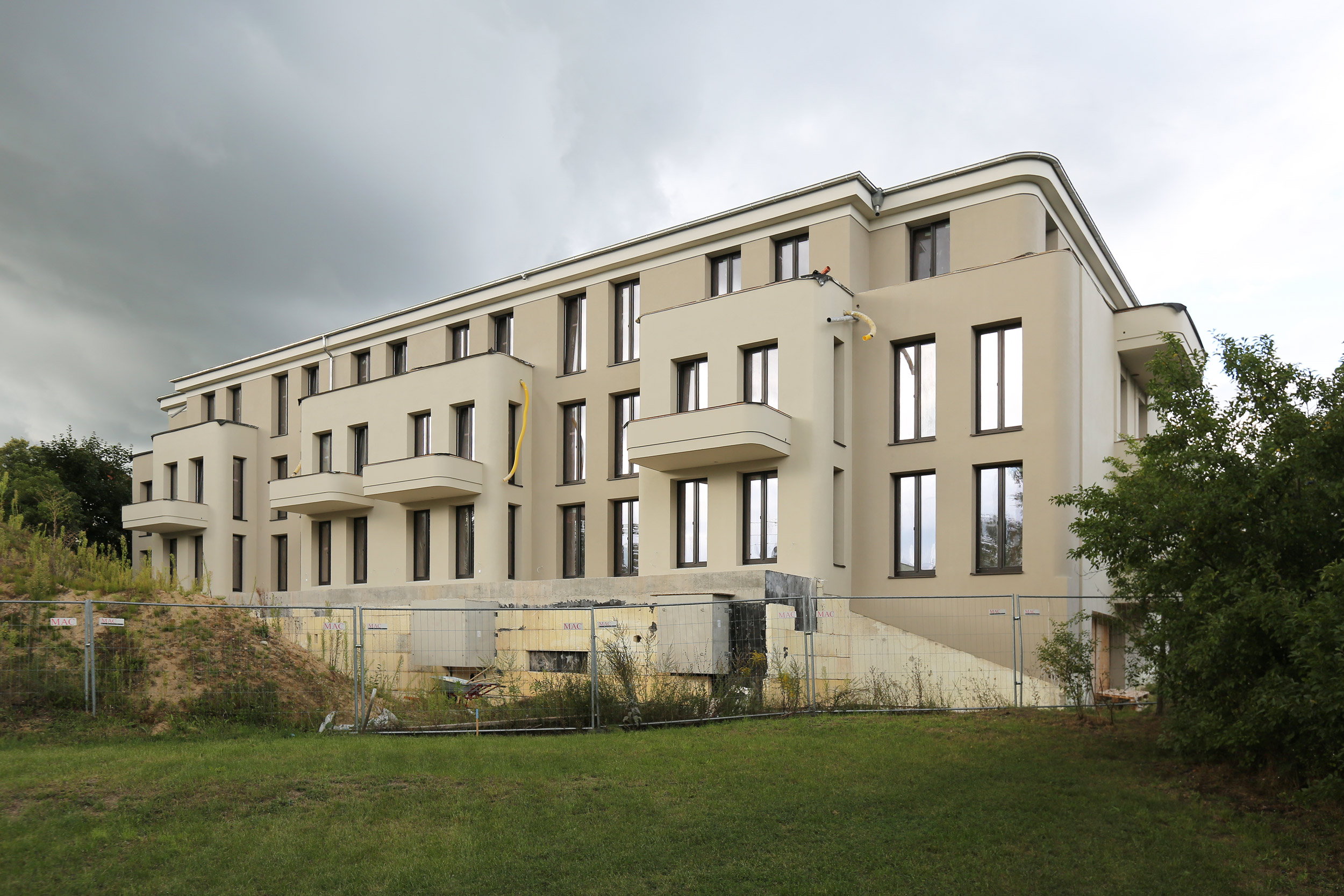 balkonanlagen terrassen ausblick landschaft schlossblick terrassen Balkonanlagen und Terrassen mit einem Ausblick auf das Schloss und die umgebende Landschaft.