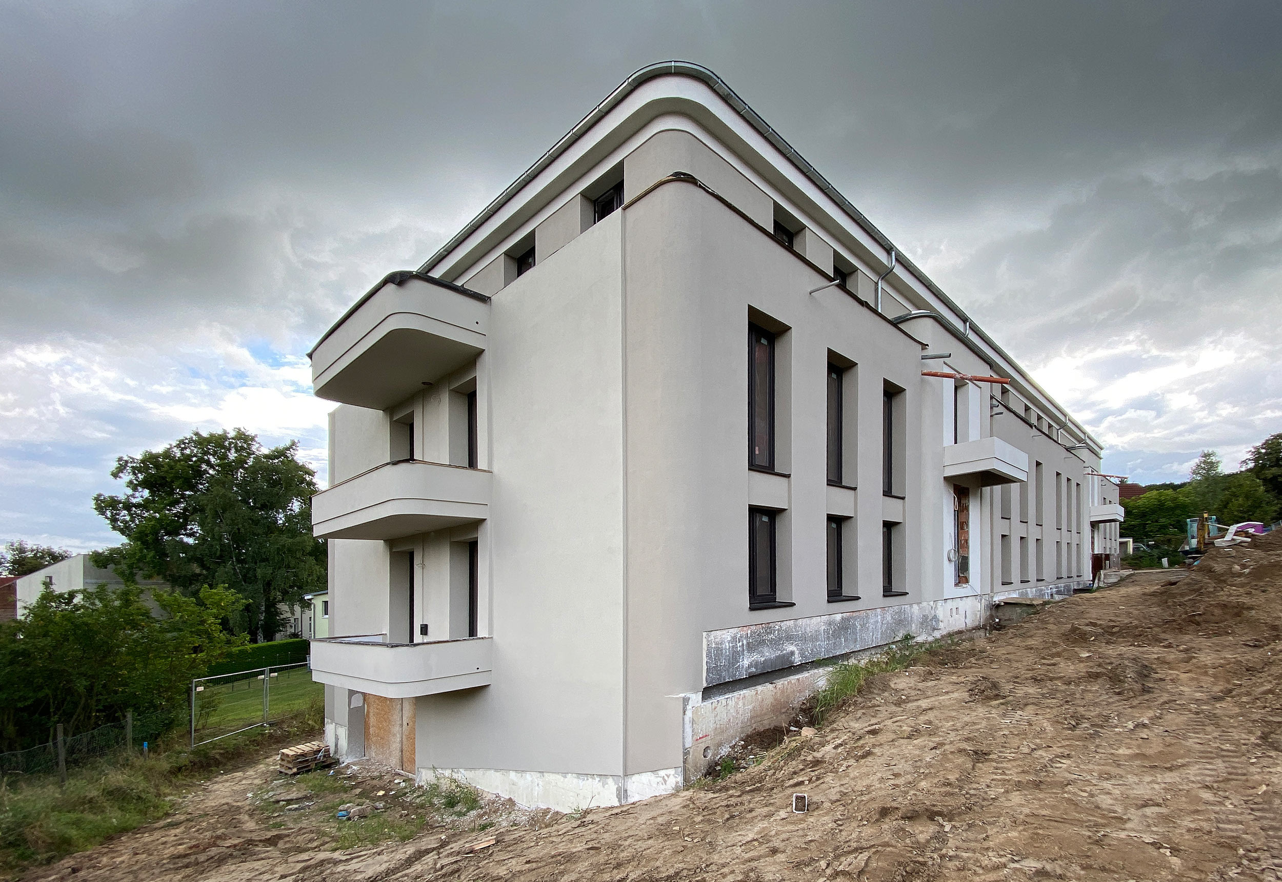 Apartmentanlage mit modernen Wohnungen und Ausblick auf das Schloss Die Apartmentanlage kurz vor der Fertigstellung von der Straßenseite aus gesehen.