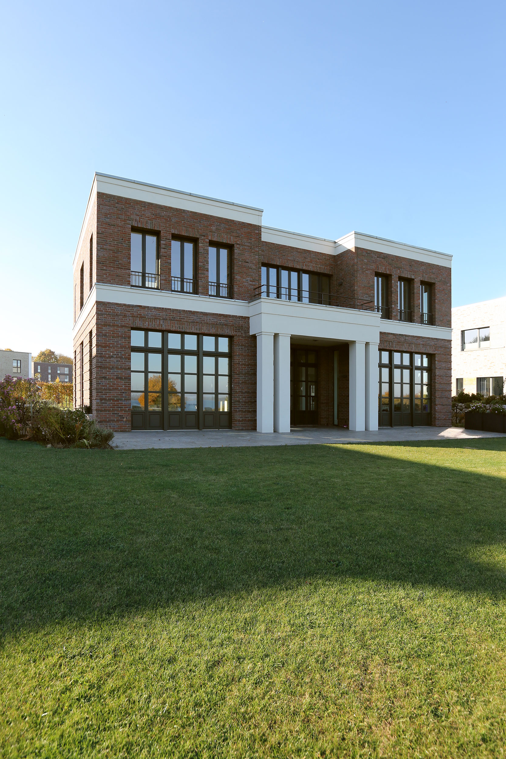 gesprosste_atelierfenster_meerblick_landhaus_klinkerbau_backsteinvilla-06