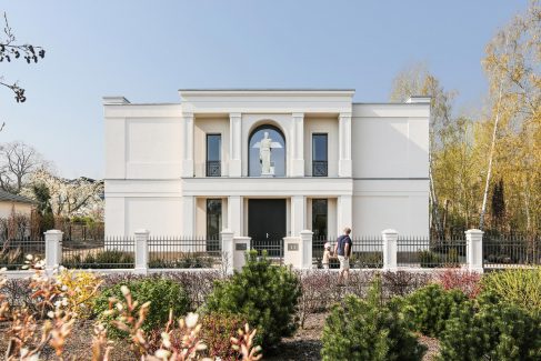Neubau einer Villa im Klassik-Stil in Potsdam - Die Straßenfassade der Villa prägt das repräsentative Portal mit vorgesetzten Stützen