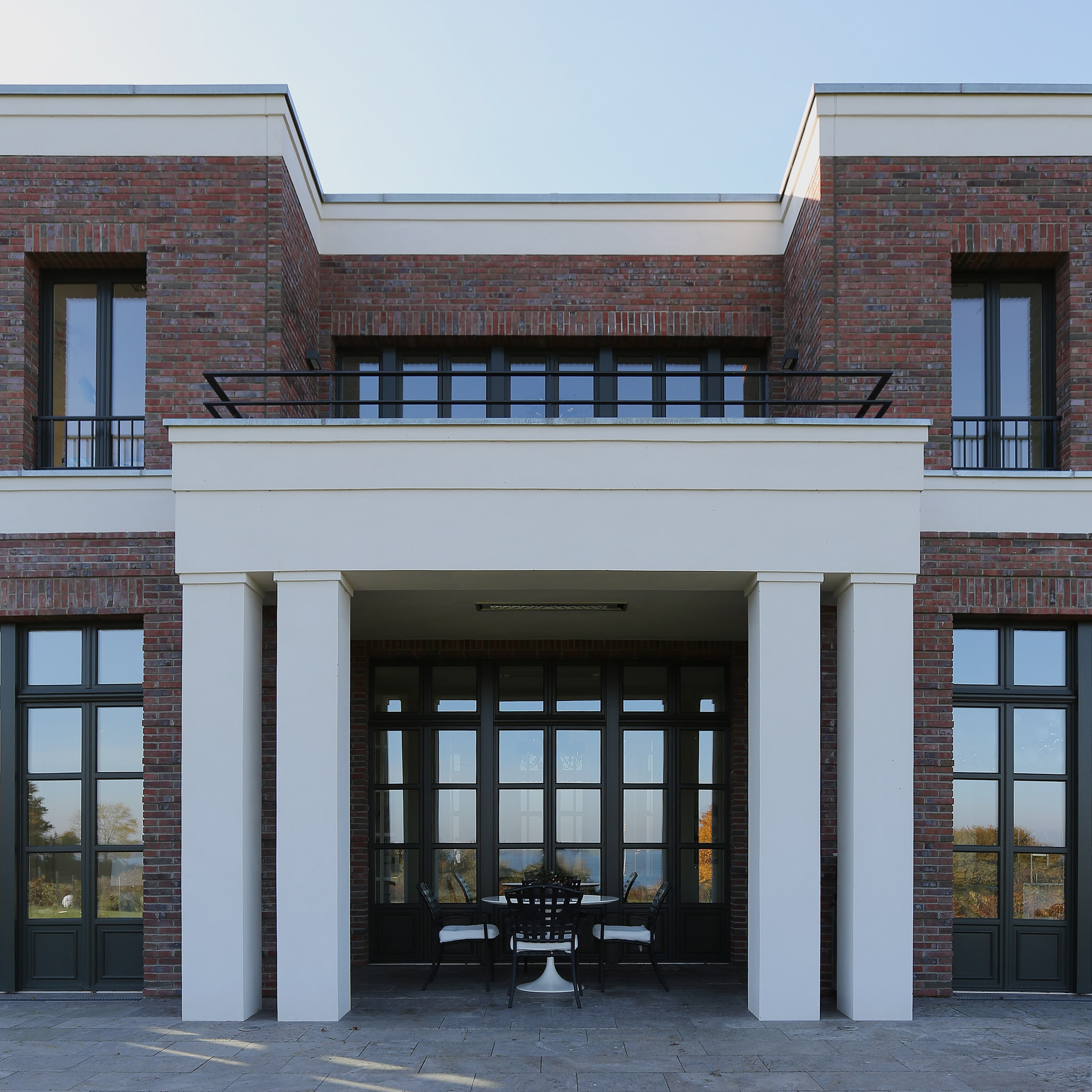 terrasse_Loggia_gartenseite_landhaus_klinkerbau_backsteinvilla-07